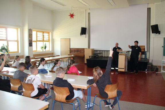 Besuch der Freiwilligen Feuerwehr – Ein spannender Tag für unsere Fünftklässler